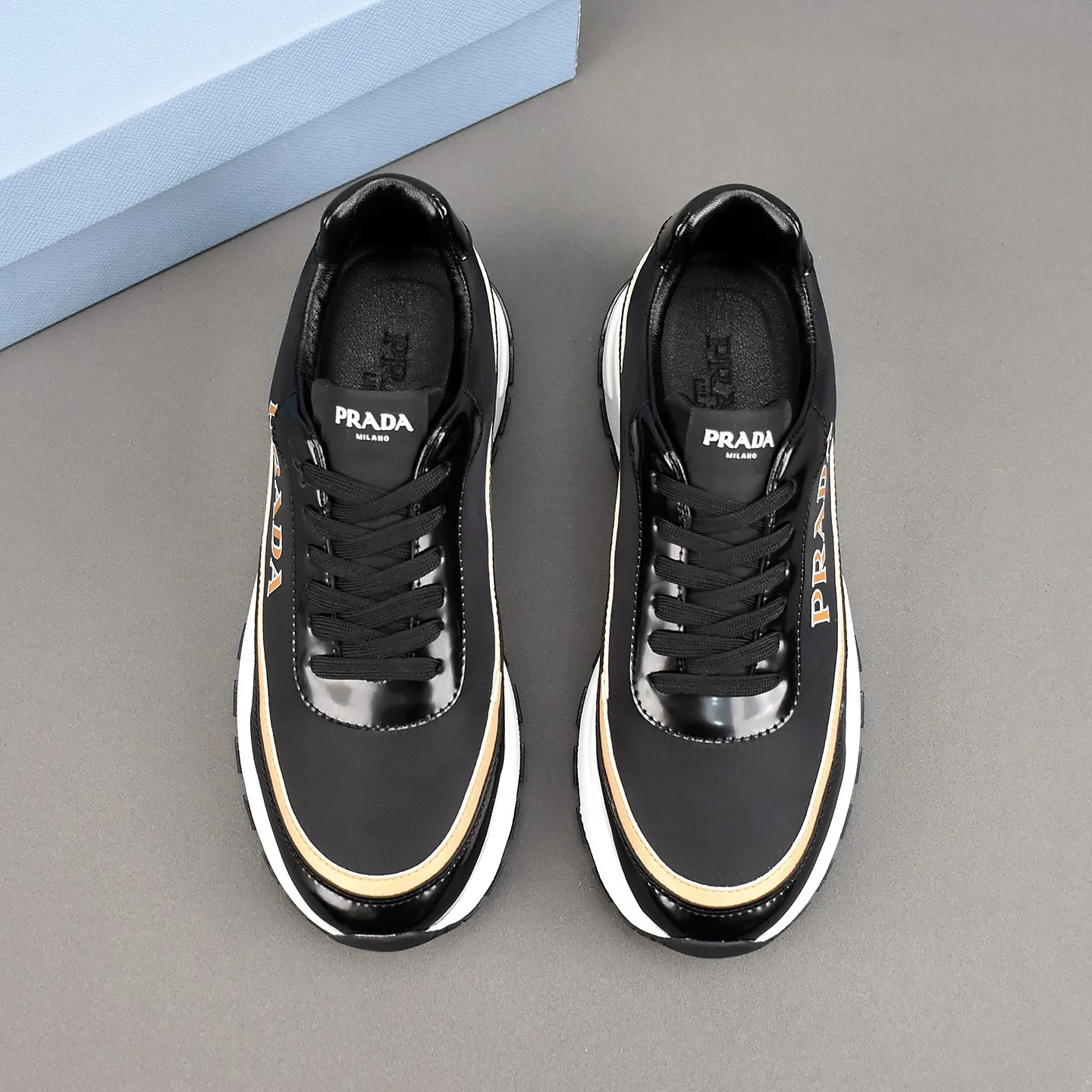 PP420👟👟👟Prada/Prada Prax men's series casual sports shoes Prax sports shoes combine style and comfort, with a unique sports design defined by exquisite materials and details. Fashionable, casual and versatile, it is decorated with an enameled triangle logo on the outside, a Prada Milano printed logo on the tongue, and a 2.5cm lightweight two-tone rubber sole for a comfortable wearing experience! Size: 38-39-40-41-42-43-44 standard leather shoe size